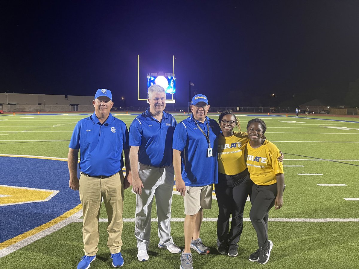 Friday Night Lights with a great game between Connally and La Vega! Our providers Dr. Jon Ellis and Paul Gonzalez covering the sidelines. 

Pictured: Bobby Clark (Connally AT), Dr. Jon Ellis, Paul Gonzalez PA-C, Jasmine Succes (La Vega AT), and Kayla Ewing (La Vega AT)
