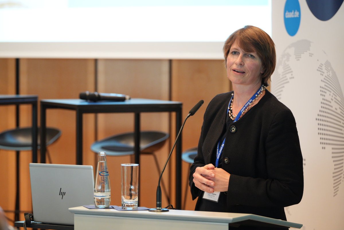DAAD_Germany's tweet photo. Within her keynote at the #DAADGlobalCentres Conference, Prof Dr Johanna Hanefeld of @rki_de  emphasises the importance of interdisciplinarity to prevent future pandemics. Scientific cooperation must spread across disciplines! #OneHealth https://t.co/G6DS4Btp9V
