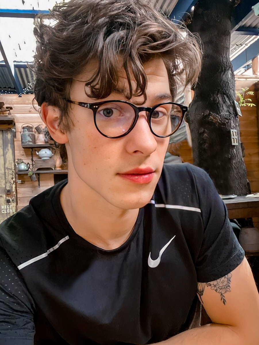 Holdinmehood_'s tweet photo. podre estar enamorada de un varón pero al menos es shawn mendes https://t.co/WBQ4hKlhgJ