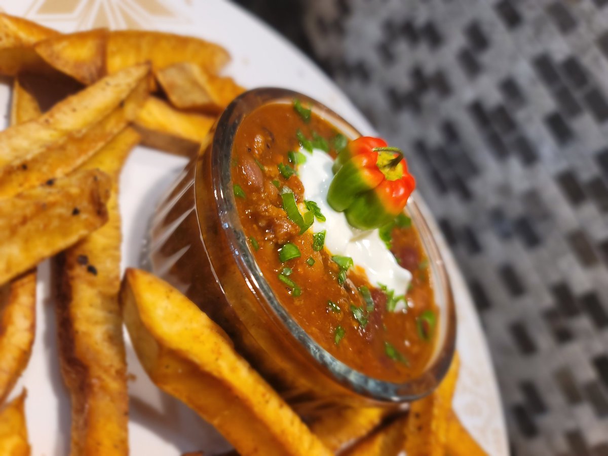 LeSherKitchen's tweet photo. Chilli With The Caribbean Heat, And Breadfruit Fries. This was was delicious, you have to try it ๐คท๐พโโ๏ธ. If you are a Chilli lover like me OMG and just dip your Breadfruit fries ๐คค๐๐๐พ๐ฏ๐ฒ๐จ๐ฆ๐ฅ๐ฅ๐ฅ
#chilli #heat #breadfruit #food #jamaicanfashion #toronto #LeSherKitchen #catering https://t.co/qWKUt1c5Mk