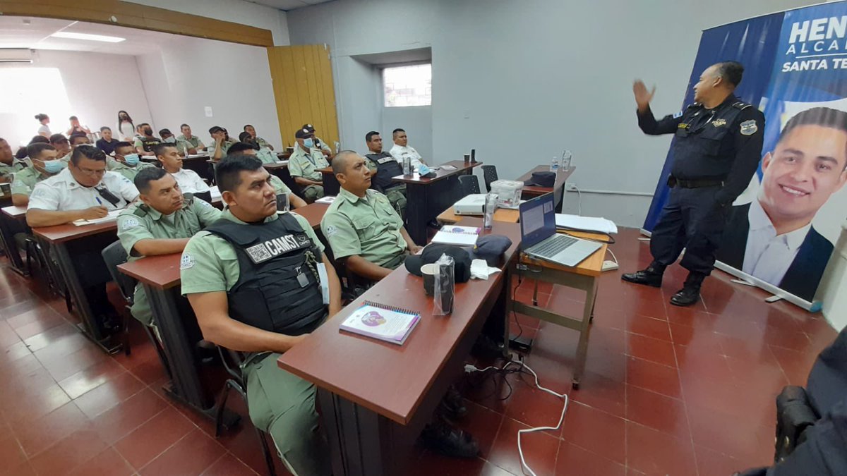 CAMdeSantaTecla's tweet photo. Es muy importante para nosotros respetar y velar por los derechos de la mujer en el municipio. 

Constantemente, nos capacitamos junto a la @PNCSV para poder atender de mejor manera casos de convivencia, prevención y seguridad. https://t.co/o1elEXfAXE