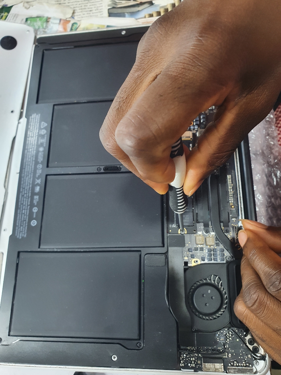 Dmarkstra's tweet photo. Trouble shoots and diagnoses MacBook pc that isn't powering-on.
What do you think is not working well?
Never despair, we will fix it for you.
#Macbook
#Macbookrepair
#Repair
#Troubleshooting
#Technician https://t.co/MjkUjeFwgD