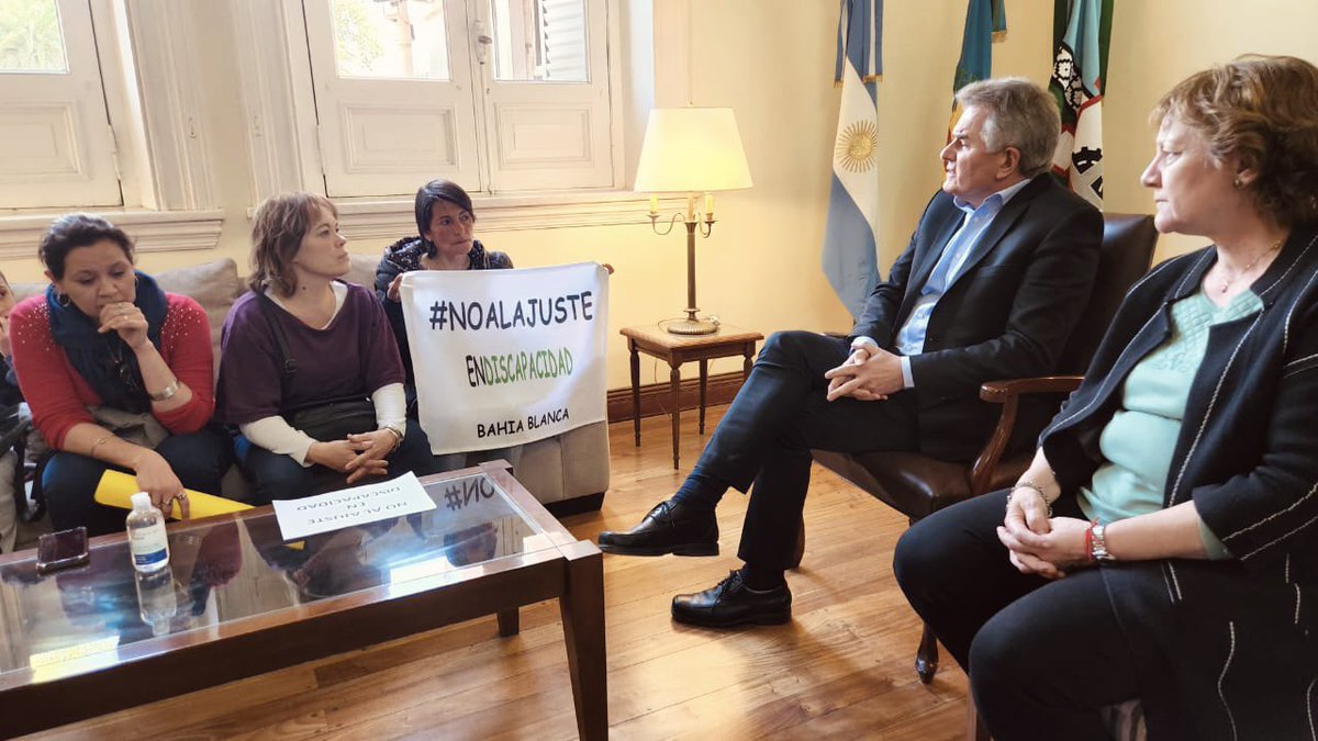 Recibí a varias familias que marcharon esta mañana para exigir que no se vulneren los derechos de las personas en situación de discapacidad. 

El país atraviesa un momento complejo, pero es inaceptable que el costo lo pague una de las áreas más vulnerables de nuestra sociedad.