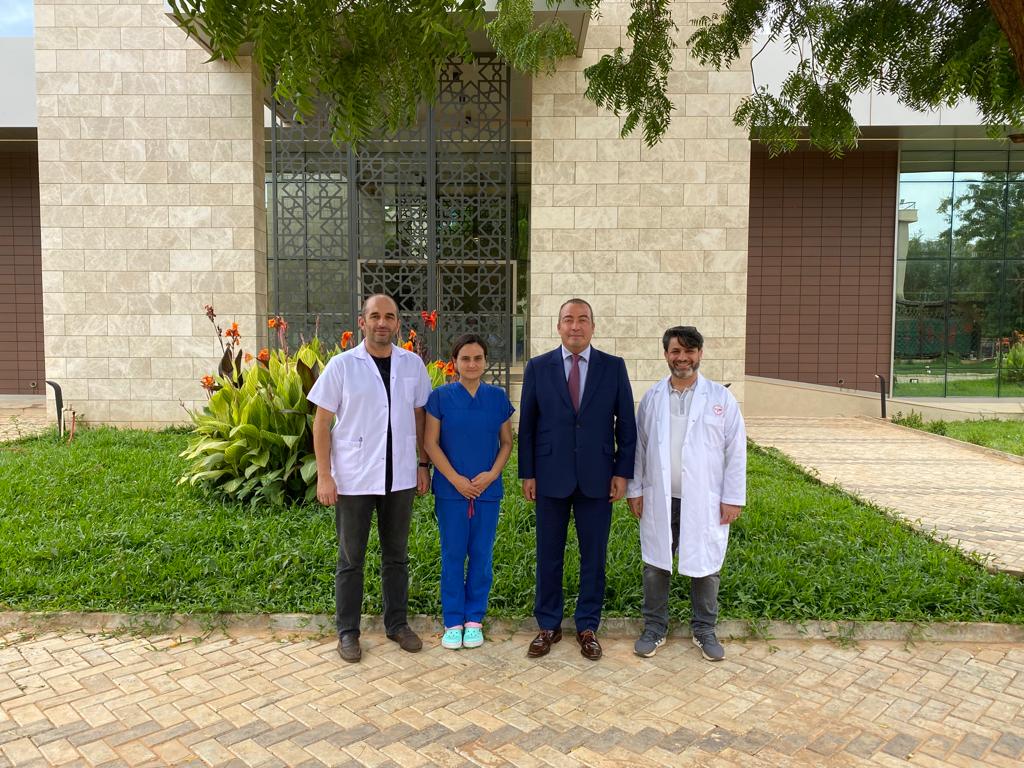 Nous avons visité les nouveaux bâtiments de l'Hôpital d'Amitié Niger-Türkiye qui seront mis en service prochainement. Nous saluons les efforts de notre médecin-cheffe, les directeurs de l'hôpital et tout le personnel de santé dans la poursuite de ce travail fructueux.