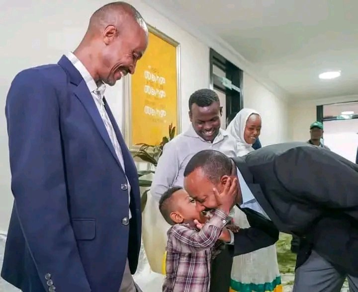 ለዘመናት ባልታወቀ ድንዛዜ ምክንያት ከምድረ🇪🇹 ጠፍቶ የነበረ እሴት ነዉ ታላላቁችንና አዛዉንቶችን ማክበር መደገፍና መመረቅ ይህ ድንቅመሪ በእኛ ትዉልድ ባይሳካለት እንኳ ለአዲሱ ትዉልድ ትልቅ ዓርያ እየሆነ ያለ ስለሆነ እስከመጨረሻዉ አድናቂዉ  ነኝ