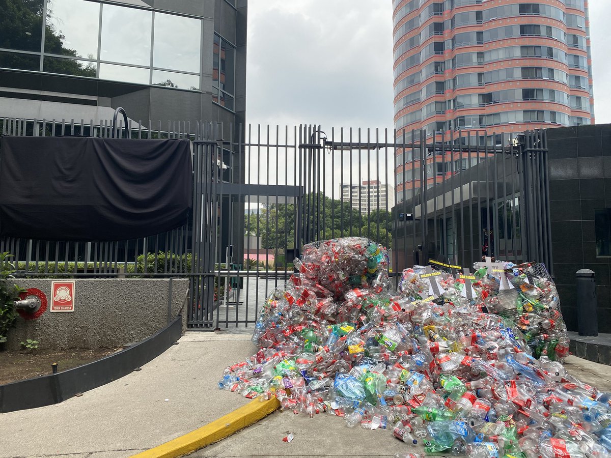 greenpeacemx's tweet photo. Esta basura es tuya, @CocaColaMx. Es tu responsabilidad el cambiar la forma de distribuir tus productos. Nos negamos a que sigan contaminando nuestros océanos y mares. https://t.co/38byBOn9Dx
