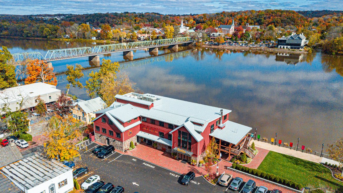 As we celebrate Labor Day, we say goodbye to summer &amp; welcome fall! We're excited for pumpkin spiced lattes, apple picking, &amp; fall foliage. For a fun road trip near NYC, plan a stay at #GhostLightInn. Learn more on <a href="/PureWow/">PureWow</a>: bit.ly/3a58ro9 #EHarrisMKTG #Fall #RoadTrip