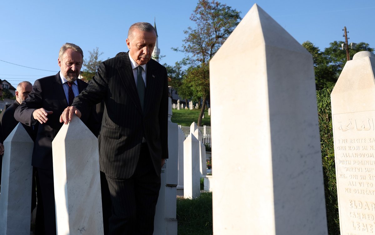 Cesaretine, bilgeliğine, sarsılmaz imanına şahitlik ettiğimiz büyük lider Aliya İzzetbegoviç’e rahmetle, hürmetle… 🇹🇷🇧🇦