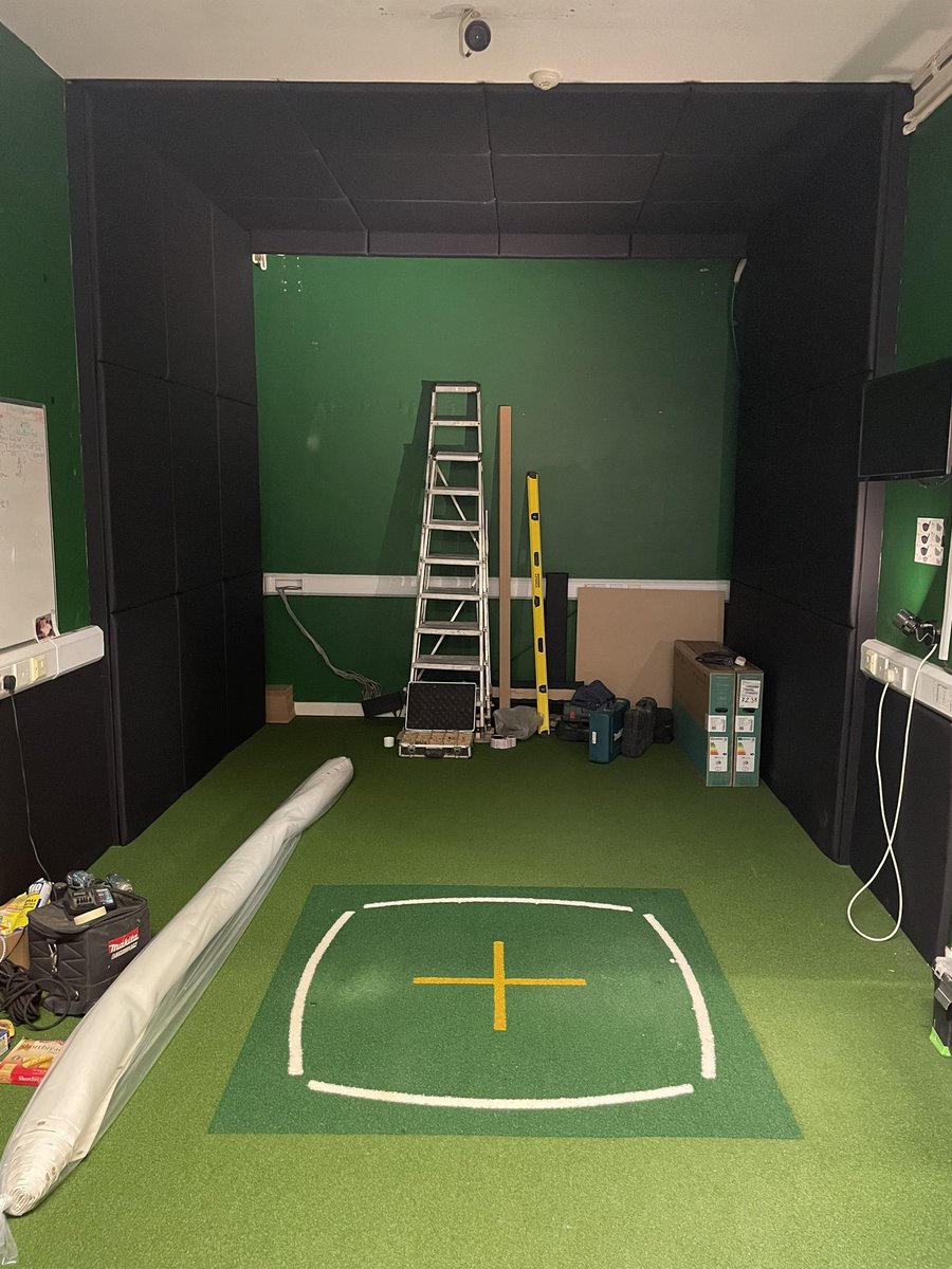 WragBarnProShop's tweet photo. Day 2 in the ManCave here @WragBarn  We have sides and a top 🙌🙌🙌🙌
Keep following to see the progress!! 
Awesome work from the fitters, amazing what tea &amp; biscuits can do 😁 #workinprogress #golf #fittingstudio https://t.co/QQOOdMjtSS