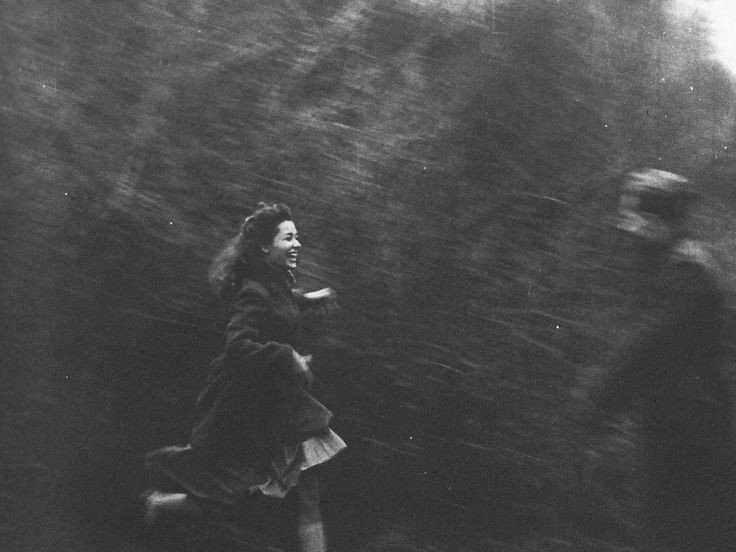 Bu yüzsüz çağda, sen içimde duruyorsun büsbütün.