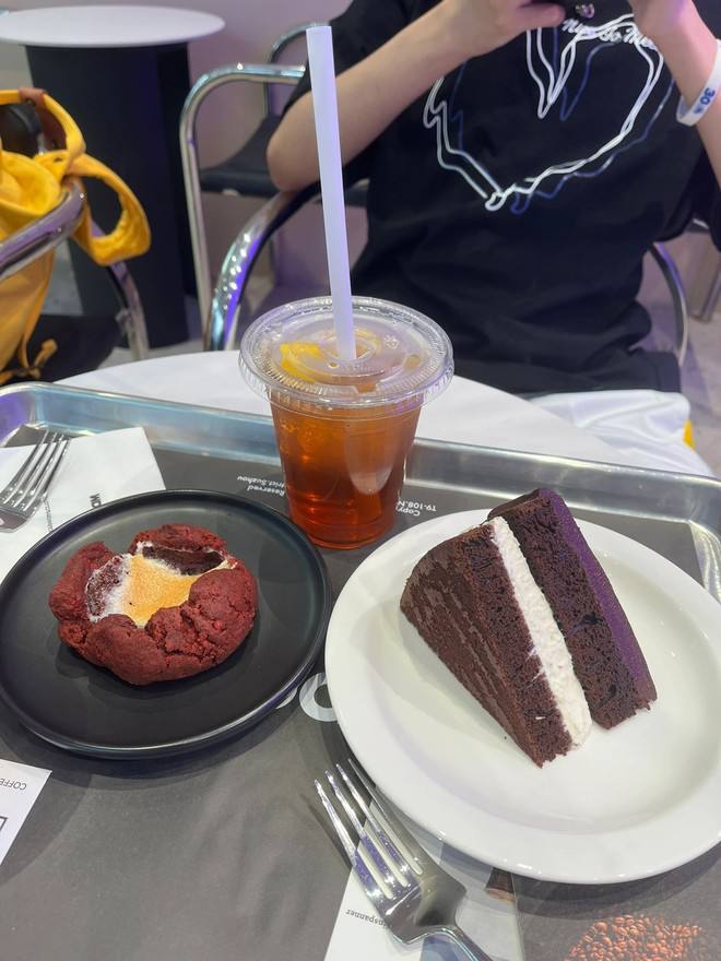 ahmnloak's tweet photo. With my brother🥮🥤😋 https://t.co/pPTccT5ZGK