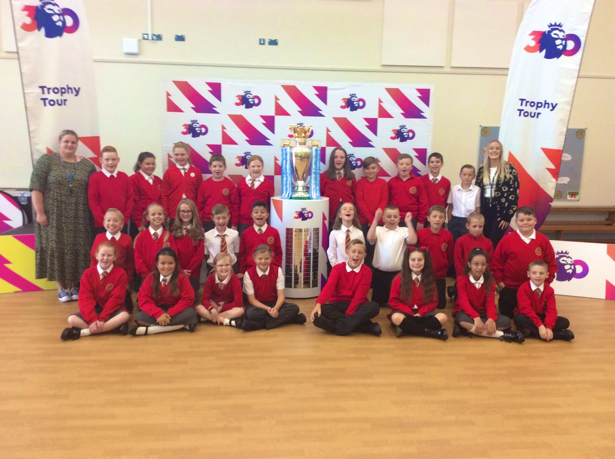 MissBeard_'s tweet photo. We’ve had a fabulous first day back in Dosbarth Llwyfen and to top it all off we had a visit from the Premier League Trophy! 🏆⚽️ https://t.co/suohWwU1qP