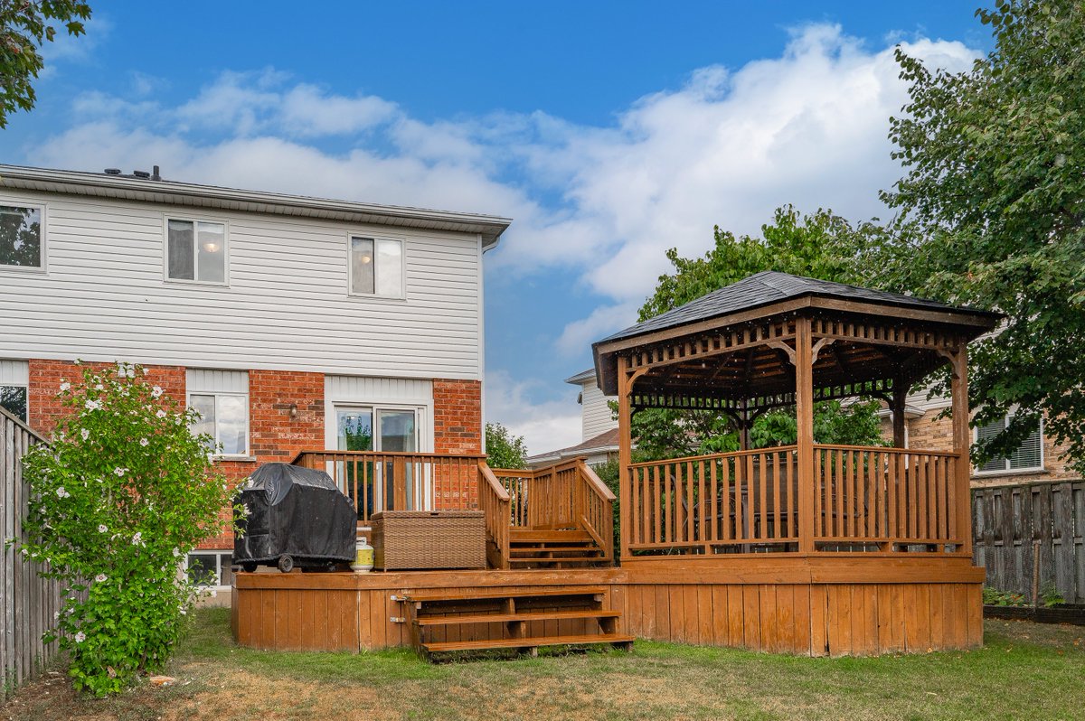 StacpooleArnold's tweet photo. SOLD 🏡🎉 135 Gosling Gardens, #Guelph 

Congrats to our awesome clients on the sale of their #Clairfields townhome! Thank you for trusting us with this important life moment!

Listed with Brandon Leonard
#GuelphRealEstate #GuelphRealtor https://t.co/vwIiX5RYwy