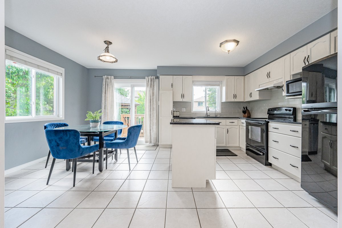 StacpooleArnold's tweet photo. SOLD 🏡🎉 135 Gosling Gardens, #Guelph 

Congrats to our awesome clients on the sale of their #Clairfields townhome! Thank you for trusting us with this important life moment!

Listed with Brandon Leonard
#GuelphRealEstate #GuelphRealtor https://t.co/vwIiX5RYwy