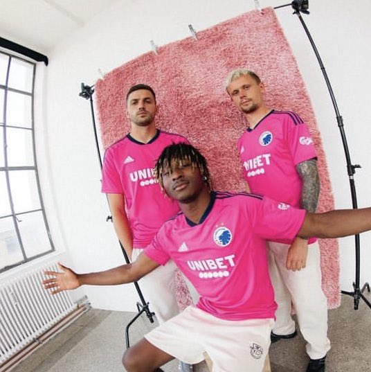 SuppeKonspi's tweet photo. FCK købte kun Karamoko for at kunne lave dette photoshoot. https://t.co/FTCxujBZUX