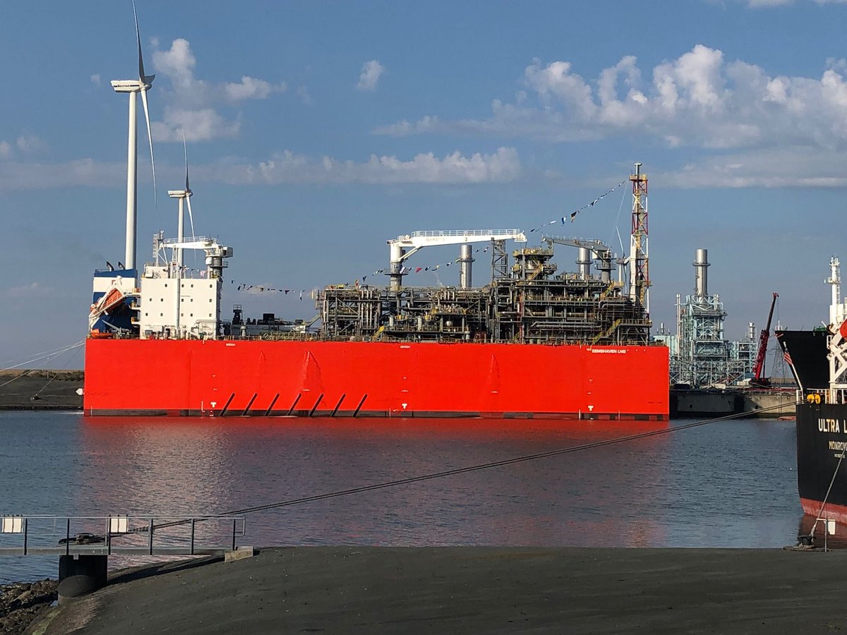 GroningerHavens's tweet photo. Naast de Golar Igloo, die afgelopen zondag arriveerde in de #Eemshaven, is vanmorgen ook de Eemshaven LNG aangekomen. Deze FSRU’s (Floating Storage Regasification Units) vormen samen de EemsEnergyTerminal. #energie #energiehaven #followtheenergy #ergaatnietsboveneemshaven https://t.co/mGyaelda2x