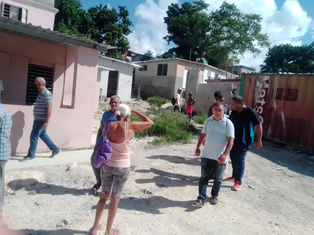 Recorre primer secretario del partido <a href="/ErnestoZayasHe6/">Ernesto Zayas Hernández</a>, presidente de la AMPP César Hernández, <a href="/IntendenteManao/">Yamira Lamadrid Pérez</a> Yamira Lamadrid Pérez, cuadros del partido y el <a href="/GobiernoMarian1/">GobiernoMarianao</a> barrio en transformación de Zimba perteneciente al consejo popular Zamora cocosolo.