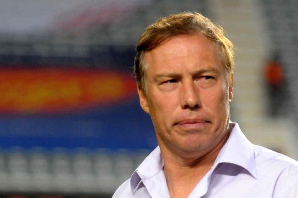 agustinmalves's tweet photo. Roberto Sensini en @AlFondoDLaRed "Yo no es que ahora me baje de ser técnico de #Newells 🔴⚫ pero me doy cuenta de las cosas. Pedí cambio de pasaje para volver antes de Italia y dirigir a NOB porque la dirigencia me dió el OK. Al otro día me pidieron 48hs para analizarlo" https://t.co/JS5gOyXvVA