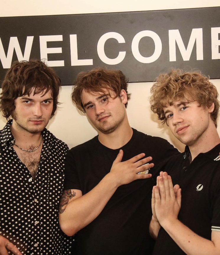 thevelvethands1's tweet image. last london headline show of the year tomorrow @ paper dress vintage 😍 we’ve got quite good at playing after the summer so get your tickets now ❤️
@paperdressed @This_Feeling @scottsmenswear