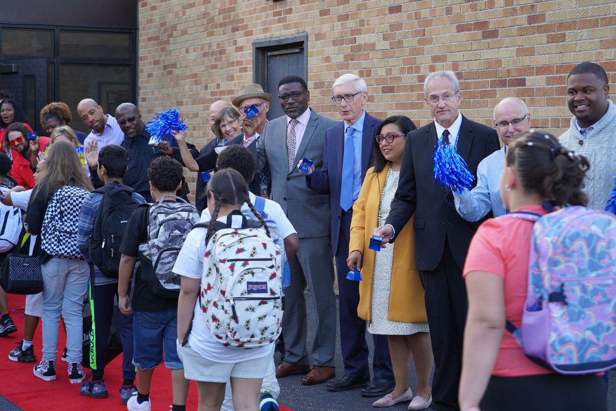 MilwaukeeMPS's tweet photo. Watch the full press conference from our #MPSDayOne kick off this morning from Academy of Accelerated Learning. #MPSProud
Watch the full video on our YouTube channel at: https://t.co/z6U39aR1BK
Enroll at https://t.co/fukHUXpgYm https://t.co/4yg5QSypCK