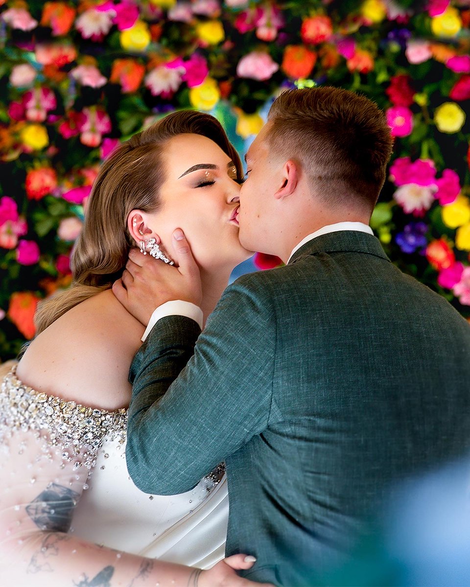 NikkieTutorials's tweet photo. 06-09-2022 💍 Mr. &amp; Mrs. Tutorials 👩🏼‍❤️‍👨🏼 can’t wait to show you the full story time video NEXT WEEK! 💕 https://t.co/CTat8k8h8b