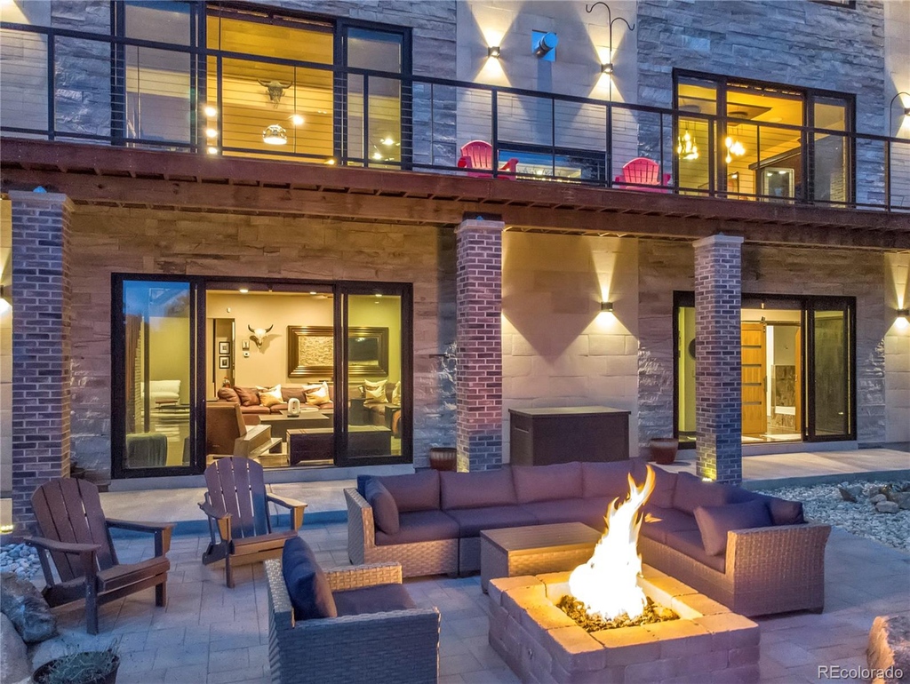 uniquehomeslux's tweet photo. Home of the Day! This #mountain #home beckons you from a quiet Cul-de-Sac street. The distinctive #architectural #style complements the natural setting. https://t.co/nBIdcHzFHU
-#Morrison, #CO
-4 Beds, 4 Baths
-5,659 Sqft
Presented by Rumaldo Ulibarri | 303-452-3300 #featuredhome https://t.co/0gfIbHxXYZ