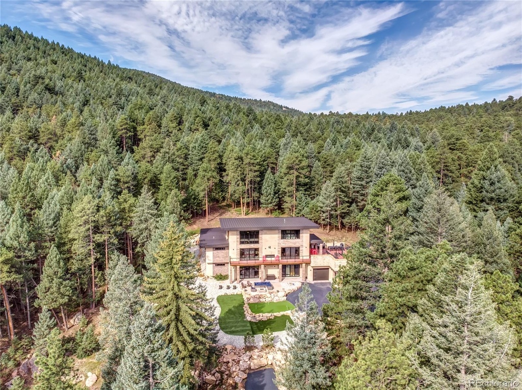 uniquehomeslux's tweet photo. Home of the Day! This #mountain #home beckons you from a quiet Cul-de-Sac street. The distinctive #architectural #style complements the natural setting. https://t.co/nBIdcHzFHU
-#Morrison, #CO
-4 Beds, 4 Baths
-5,659 Sqft
Presented by Rumaldo Ulibarri | 303-452-3300 #featuredhome https://t.co/0gfIbHxXYZ