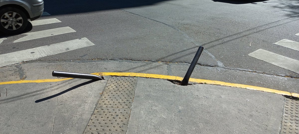 StivenTenor's tweet photo. Me acabo de destruir la canilla con estas cosas de metal en Combate de los Pozos y Avenida Belgrano. @dzapatillas @gobiernodelaci1 @horaciorlarreta https://t.co/asLiVQclG7