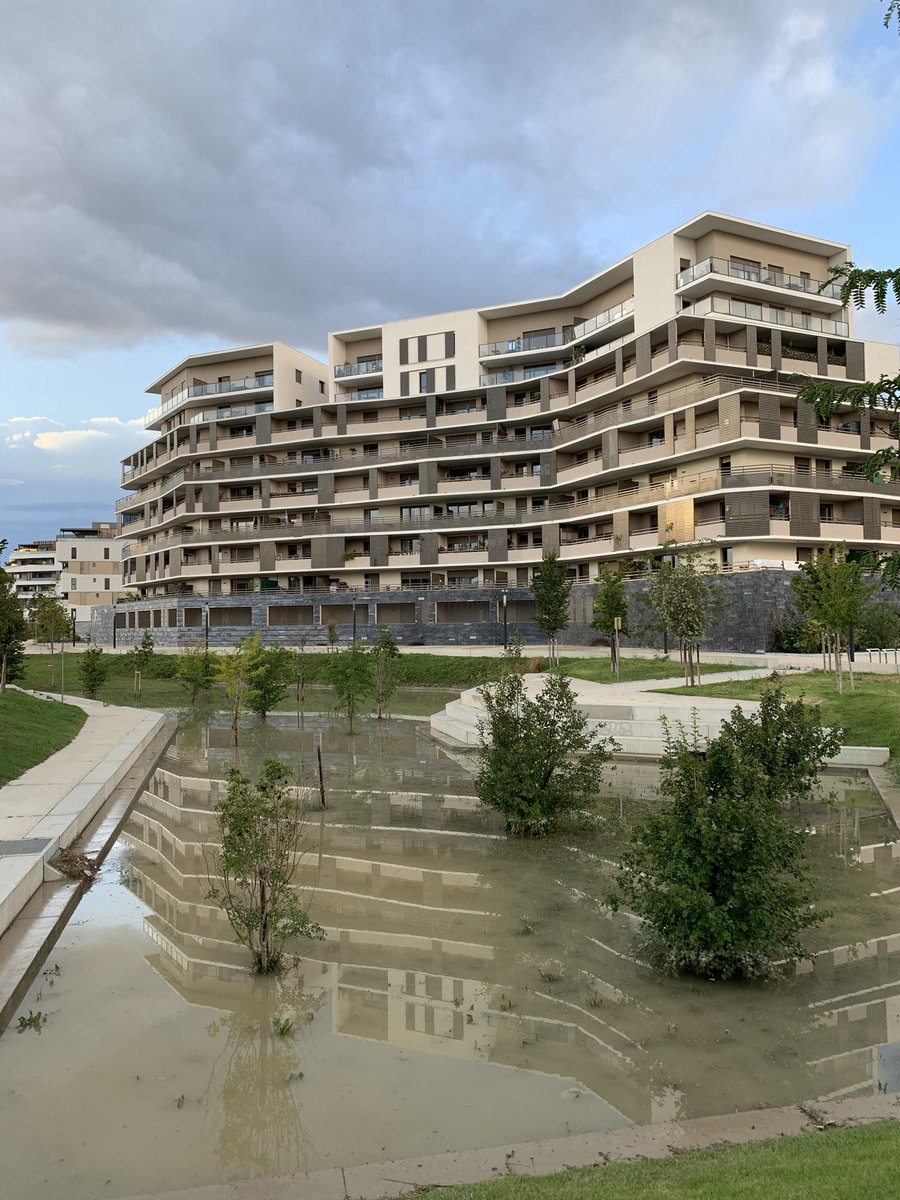 Rapphh7's tweet photo. Les bassins de rétention ont parfaitement jouer leur rôle à Port Marianne. L’eau s’évacue ensuite tranquillement dans le Lez. https://t.co/H1sLFOwheb