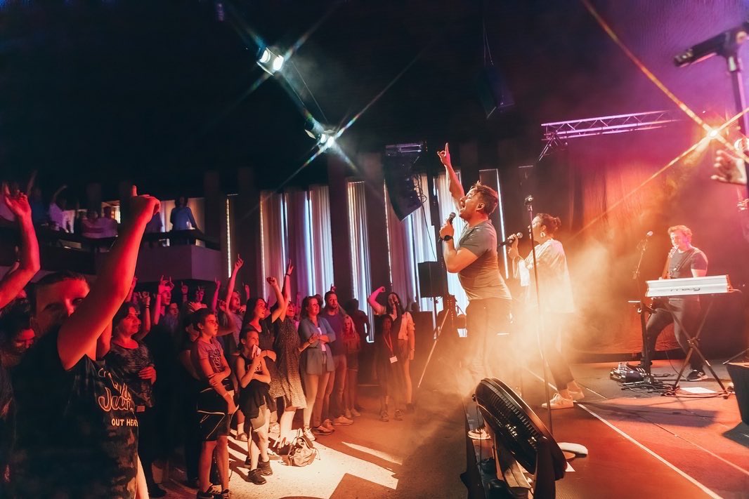 WAT EEN FEEST 🔥 De #exodustour2022 is gestart. Afgelopen weekend in Wierden. Wil jij er ook bij zijn? We komen in alle 12 provincies! Gratis tickets via eventsforchrist.nl/event/insalvat… #insalvation #elinebakker #tour #aanbidding