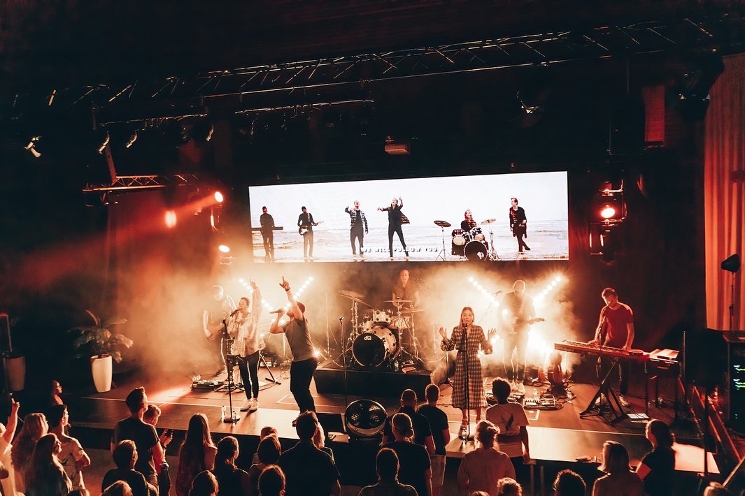 InSalvation's tweet photo. WAT EEN FEEST 🔥 De #exodustour2022 is gestart. Afgelopen weekend in Wierden. Wil jij er ook bij zijn? We komen in alle 12 provincies! Gratis tickets via https://t.co/H2l57PjWSP #insalvation #elinebakker #tour #aanbidding https://t.co/2o2EgicTPw