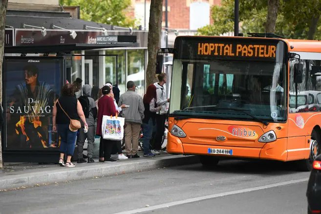 jeunesFI28's tweet photo. Les #syndicats ( #ForceOuvrière, #CDFT et #FNCR ) du réseau de transport de la @VilledeChartres ( Filibus ) ont déposé un préavis de #grèvesillimité pour l'amélioration des conditions de travail et l'augmentation des #salaires.
Nous les soutenons haut et fort !!! https://t.co/wKnxNRyoIs