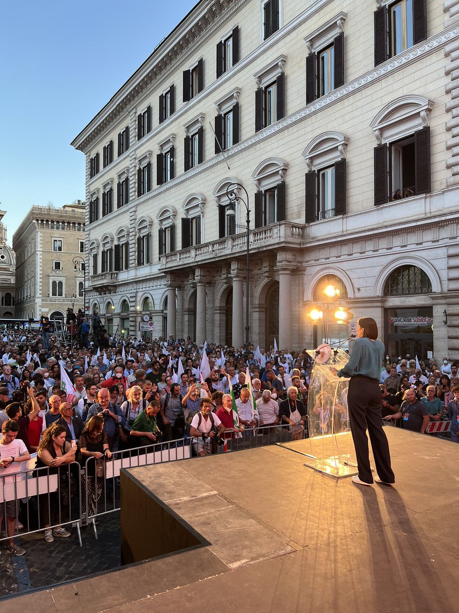 Dobbiamo mettercela tutta: nessuna partita è già persa e noi ce la giocheremo fino in fondo.
Vogliamo e dobbiamo aiutare i più giovani: stop a #stage gratuiti, un supporto per affitto e #salariominimo.
Promesse realizzabili, al centro del nostro progetto per il Paese.
#Scegli