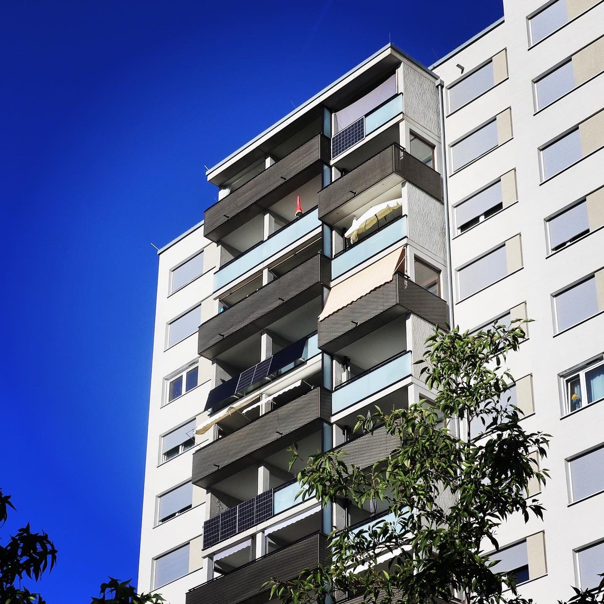 balkonsolar's tweet photo. #Hochhaus in einem Stadtteil von Freiburg in dem in der Regel Menschen wohnen, die nicht so viel Geld haben. Hat inzwischen 5 #Balkonsolargeräte! Und jedes Mal wenn wir vorbei kommen, werden es mehr. #wohnblock #weingarten #balkon #energiewende #Energiekosten #Energiemangel https://t.co/iqvufyjafW