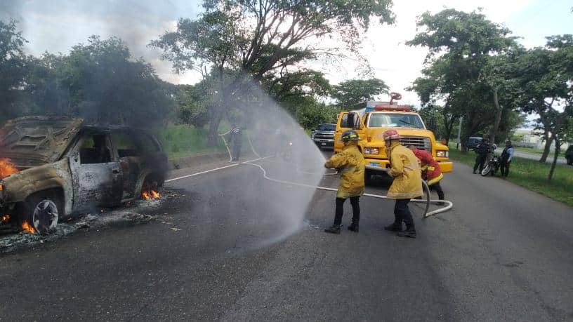 QPEV_'s tweet photo. #PulsoRegional #AlMomento #Bolivar #6Sep Bomberos Municipales y de Corpoelec atienden la emergencia causada por el incendio del vehículo adyacente al elevado del colegio Loyola Gumilla. Vía: @LaTuristaKAM Fuente: #GASEC Fotos: Cortesía https://t.co/6QKYDM8Hk9