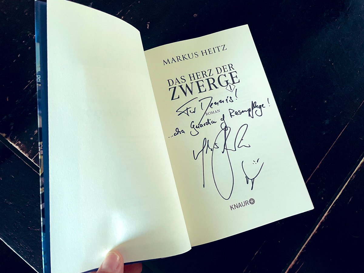 Dennis_von_W's tweet photo. Das Wochenende kann kommen. Vielen Dank @markus_heitz für all die phantastischen Geschichten, das unermüdliche Schreiben und die Widmung. @KnaurVerlag tolles Cover. 😊🤘#DieZwerge #DasHerzDerZwerge https://t.co/7a7gq6YkQS