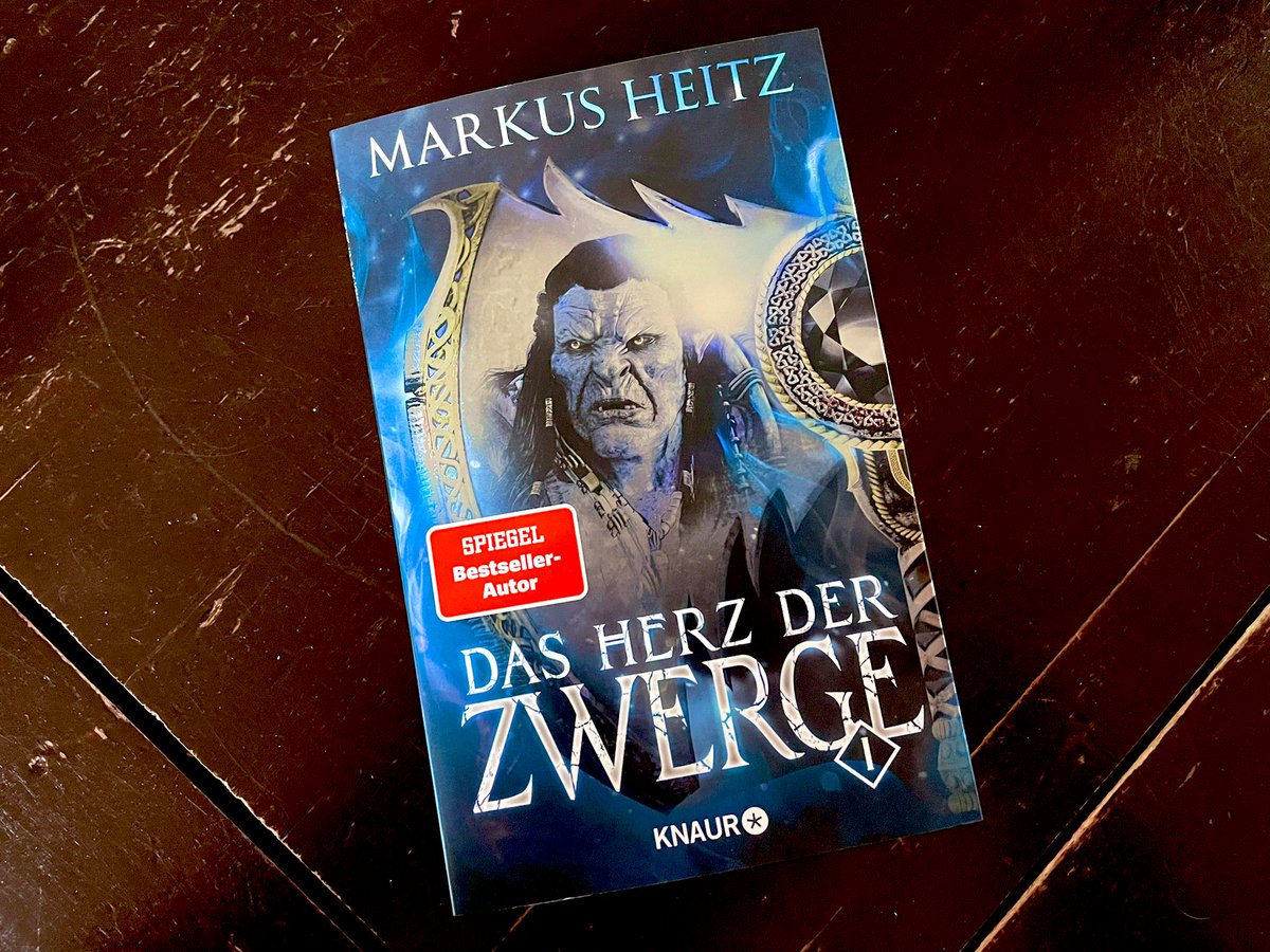 Dennis_von_W's tweet photo. Das Wochenende kann kommen. Vielen Dank @markus_heitz für all die phantastischen Geschichten, das unermüdliche Schreiben und die Widmung. @KnaurVerlag tolles Cover. 😊🤘#DieZwerge #DasHerzDerZwerge https://t.co/7a7gq6YkQS