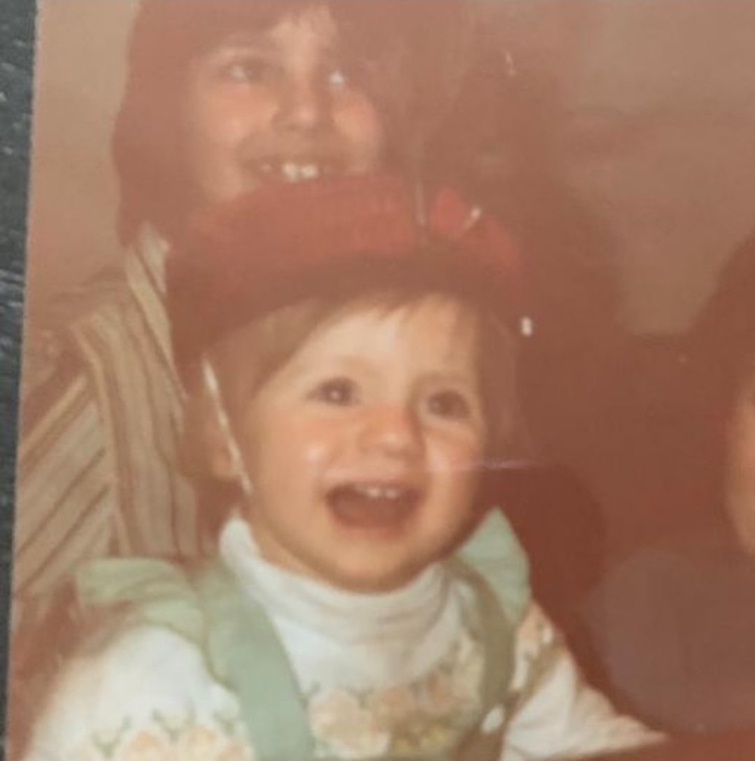 How adorable is baby Stana?! 👶 Reposted from <a href="/drstanakatic/">˗ˏˋ Best of Stana ˎˊ</a> Back in the day when I wore a feather in my cap!

#DinaricHoodlum 🪶🦚🪶