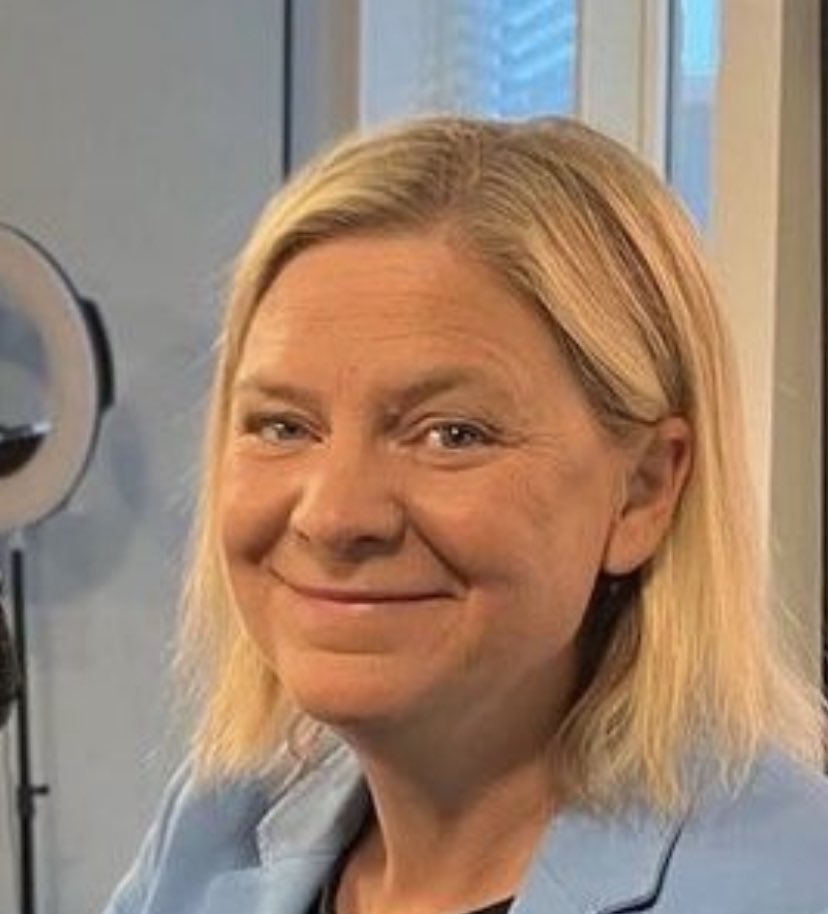 Magdalena ”ställde in alla tillkommande arrangemang” för att vara i Bryssel och förhandla. Sedan sitter jag här istället. Hos Mix Megapol. Jojo.