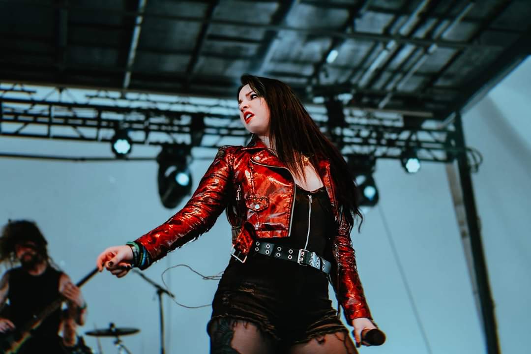 MRYABS7's tweet photo. @LZZYHALE if you agree that @ef_emelle from @OfficialEFband looks you from bad in the day in this picture. She might freak out. But seriously, don't you agree?! https://t.co/gqDQ4d3InV