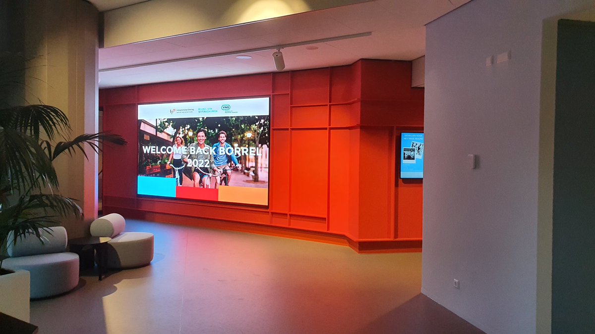 Aftrap van het parlementaire jaar. Samen met <a href="/gerdienrots/">Gerdien Rots</a> <a href="/michielwill/">Michiel van Willigen</a> en <a href="/dickemmer/">Dick Emmer</a> naar goed bezochte en nuttige parlementaire WelcomeBack borrel van <a href="/IPO_Provincies/">IPO</a> <a href="/VNGemeenten/">VNG</a> <a href="/waterschappen/">Unie v Waterschappen</a> in het nieuwe <a href="/nieuwspoort/">Nieuwspoort</a>