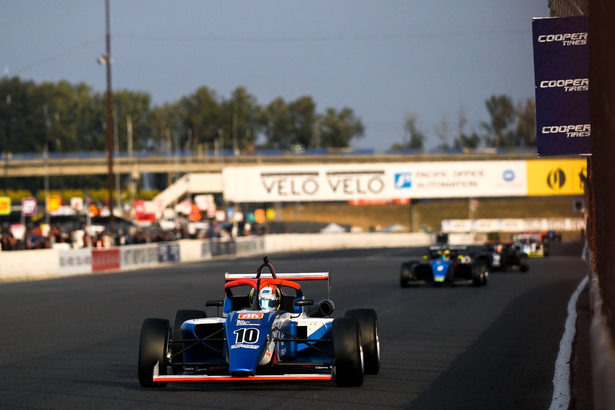 Je suis super heureux d'avoir terminé sur le podium le week-end dernier, mais surtout très reconnaissant envers tous ceux qui m'ont aidé à y arriver. Un énorme merci à l'équipe DEForce Racing pour la saison. 

Voyons ce que l'avenir nous réserve 🙂