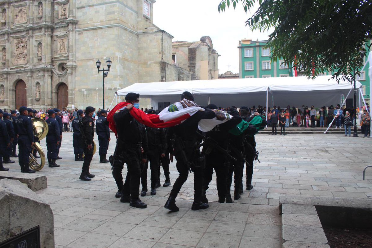Benjamin_Hdez_'s tweet photo. Tuve el honor de presidir el arriamiento de nuestro Lábaro Patrio en compañía de mi amiga @AidaRuizG. Conmemorando las gestas heroicas de quienes nos dieron Patria y Libertad. https://t.co/veEs4aE7bl