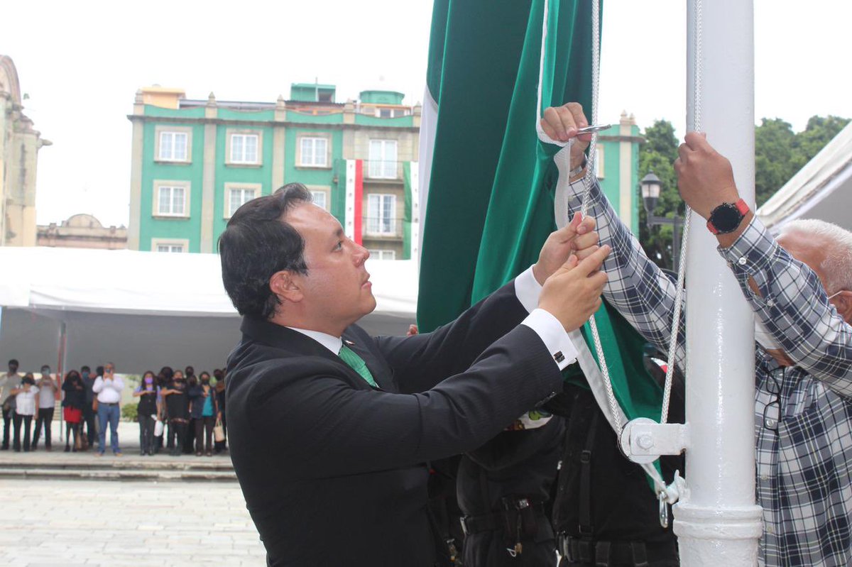 Benjamin_Hdez_'s tweet photo. Tuve el honor de presidir el arriamiento de nuestro Lábaro Patrio en compañía de mi amiga @AidaRuizG. Conmemorando las gestas heroicas de quienes nos dieron Patria y Libertad. https://t.co/veEs4aE7bl