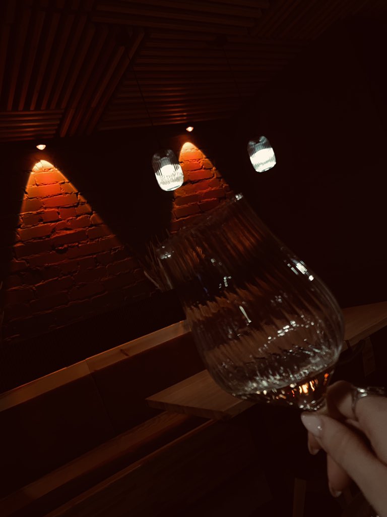 сфоткала на пустой бокал, чё