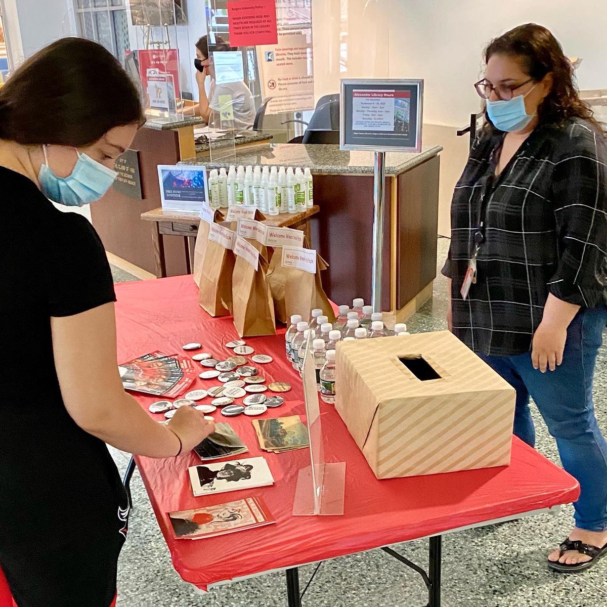 RULibraries's tweet photo. Stop by #AlexanderLibrary now for free snacks, goodies, and “Make a Postcard” from @rutgers_scua!
Write to your family and friends on free postcards, and we’ll mail them for you! Visit https://t.co/kuLtT7luMz for more details about our #RULWelcomeWeek events and activities. https://t.co/hrLz1XEqXG