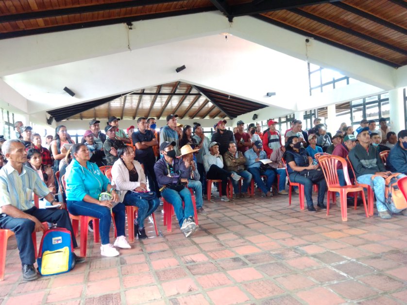 CAeb2020's tweet photo. Desde el Municipio AEB se desarrolla reunión con productoras y productores de café instituciones café Venezuela Agrolara inti
@DiliaMSanare 
@Psuv_Lara_ 
@clapoficial1 https://t.co/828Iz95HwV
