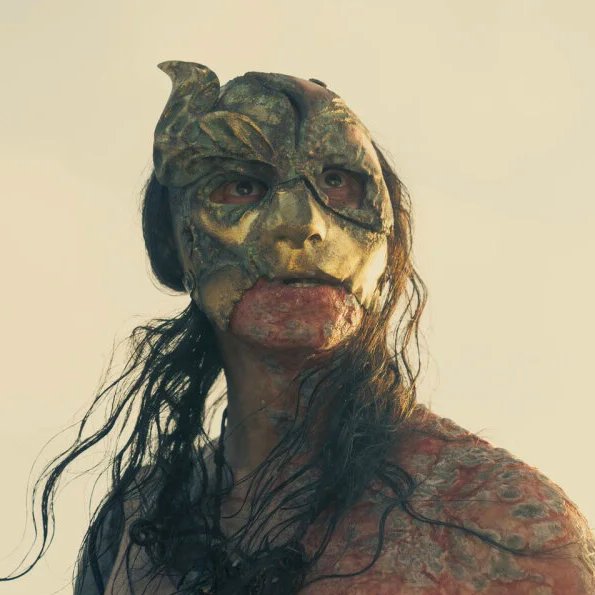 screentime's tweet photo. The Crabfeeder is confirmed to be wearing a Sons of the Harpy mask in #HouseOfTheDragon 

He also had greyscale 

(via @EW) https://t.co/WPu502Tqpm