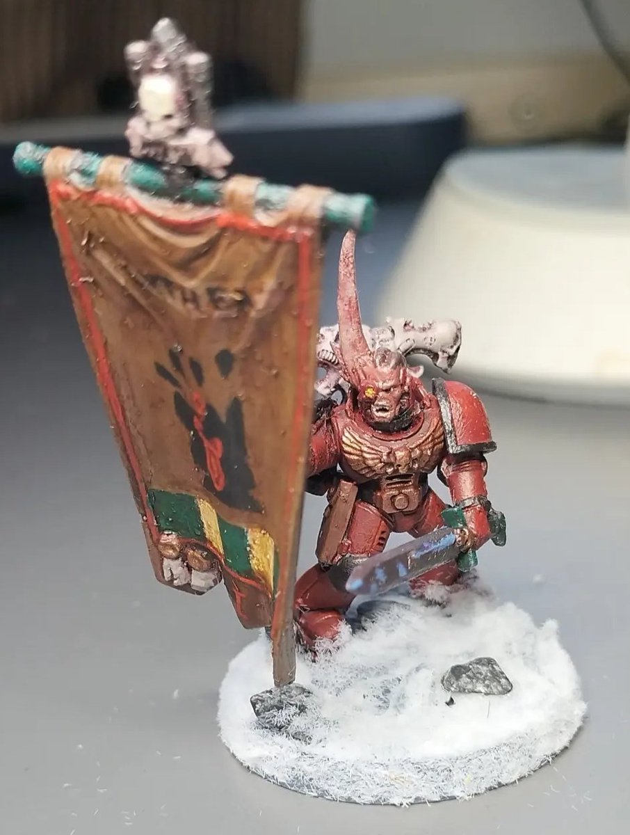 ghostly_bean's tweet photo. Another character painted up; this time a banner bearer! This dude betrays the true origins on these renegades: they're Fallen!
#redcorsairs #PaintingWarhammer #40kconversions #40k #warhammercommunity https://t.co/RHeQYgYxLe