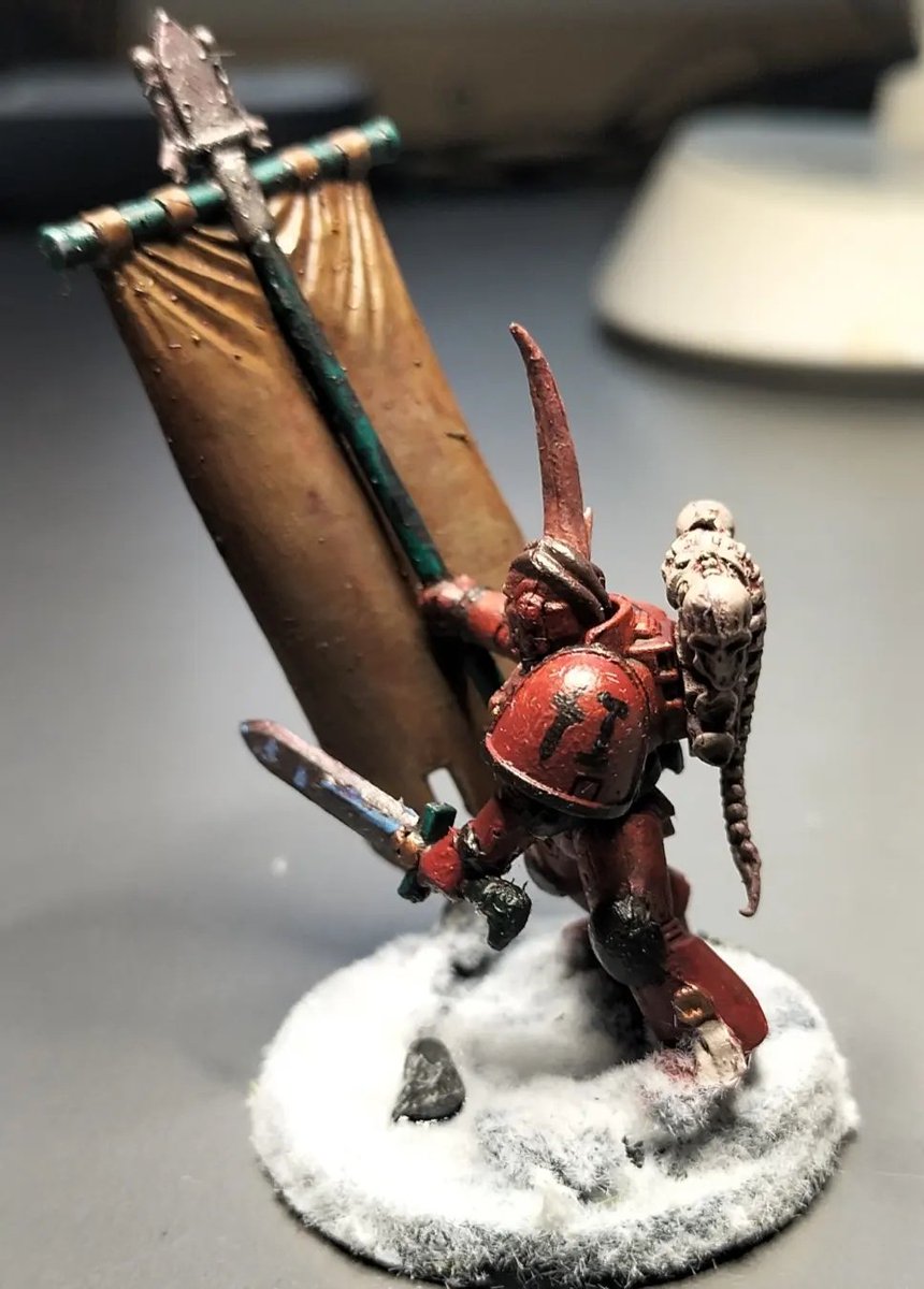 ghostly_bean's tweet photo. Another character painted up; this time a banner bearer! This dude betrays the true origins on these renegades: they're Fallen!
#redcorsairs #PaintingWarhammer #40kconversions #40k #warhammercommunity https://t.co/RHeQYgYxLe